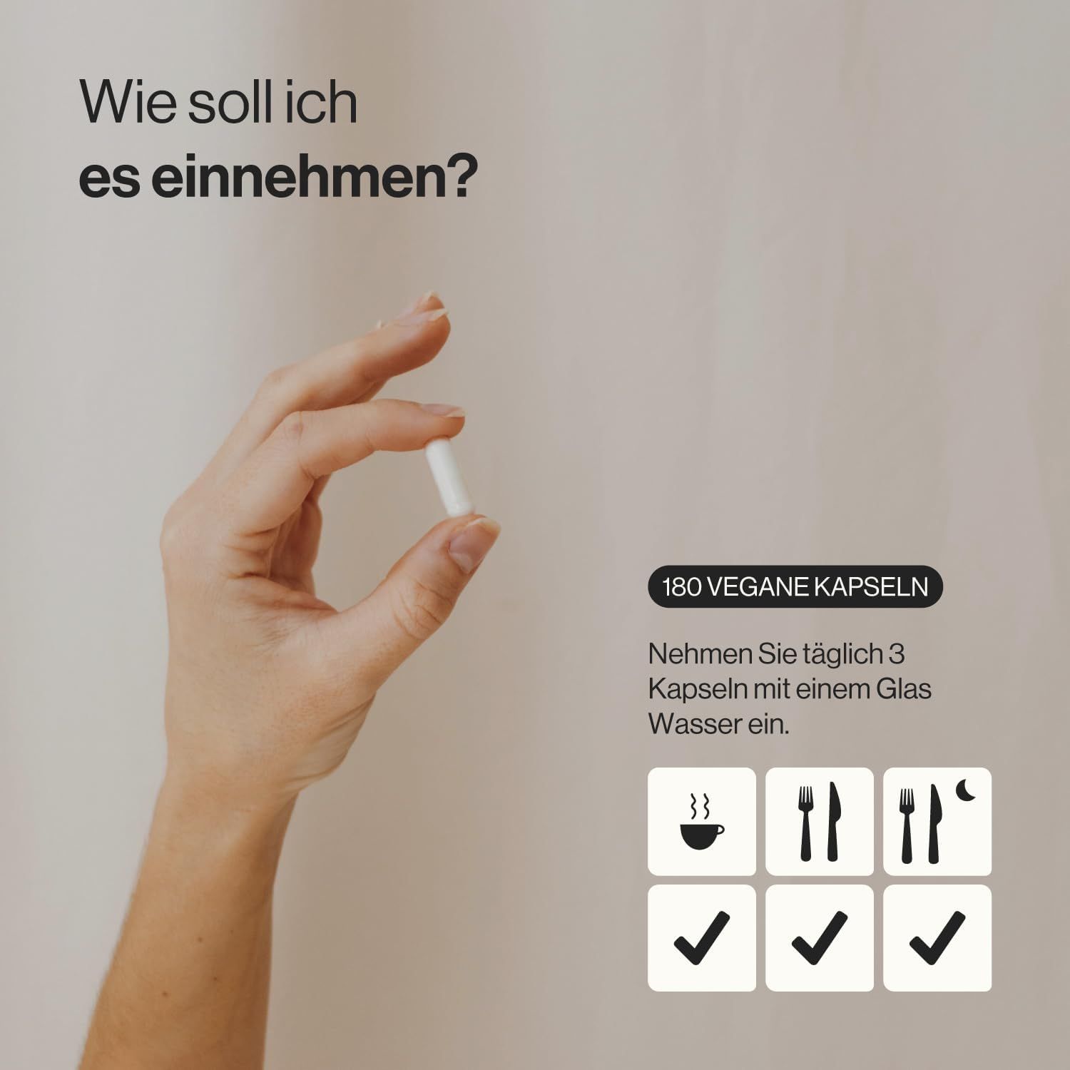 Hand hält weiße Kapsel. Text: 180 vegane Kapseln. Einnahme: 3 Kapseln mit Wasser. Symbole: Tasse, Gabel, Mond.