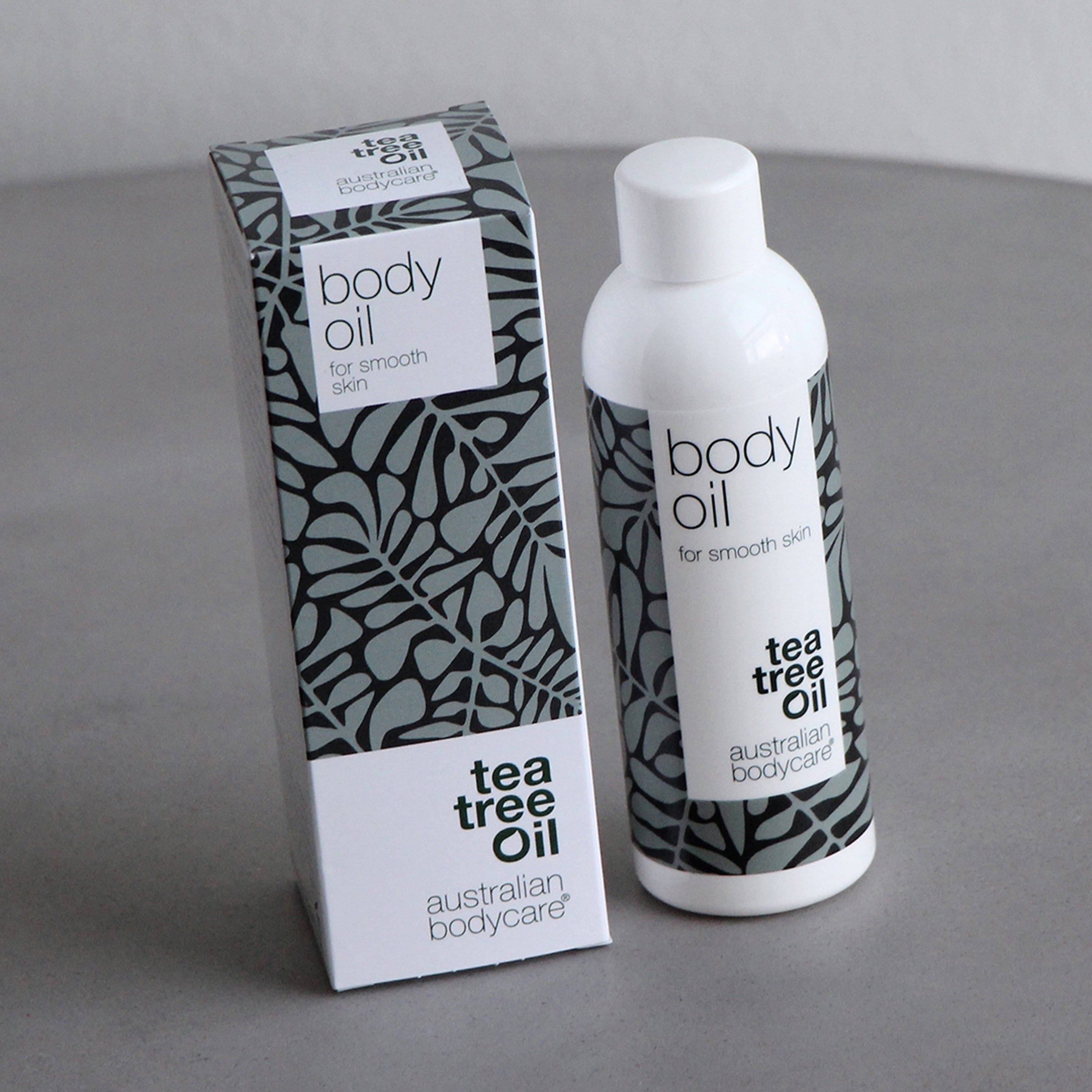 Flasche und Schachtel. Aufschrift: body oil, for smooth skin, tea tree oil, australian bodycare.