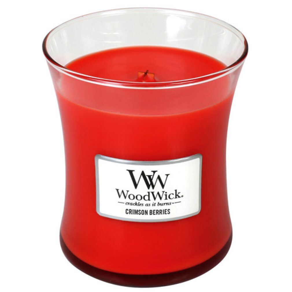 Rote Kerze in Sanduhrform. Glasbehälter mit Etikett. Marke WoodWick, Duft Crimson Berries.