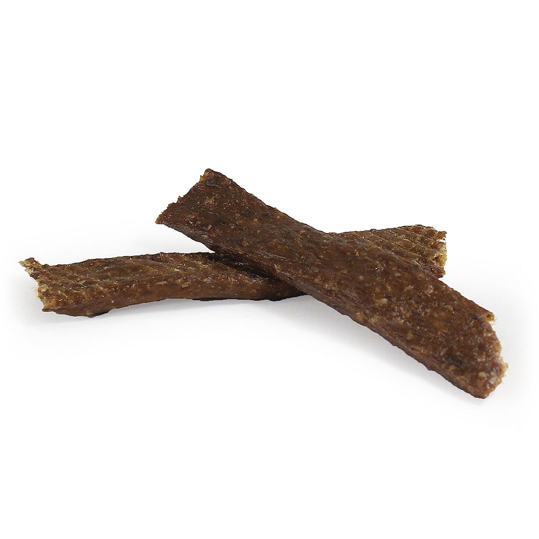 Zwei längliche, braune Kausnacks. Die Textur ist sichtbar. Auf weißem Hintergrund.