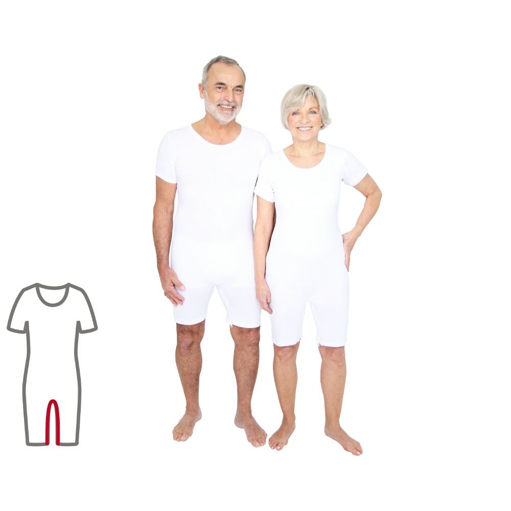 Weißer Pflegebody mit Beinreißverschluss. Kurzarm, unisex. Zwei Personen tragen den Body. Skizze des Bodys.