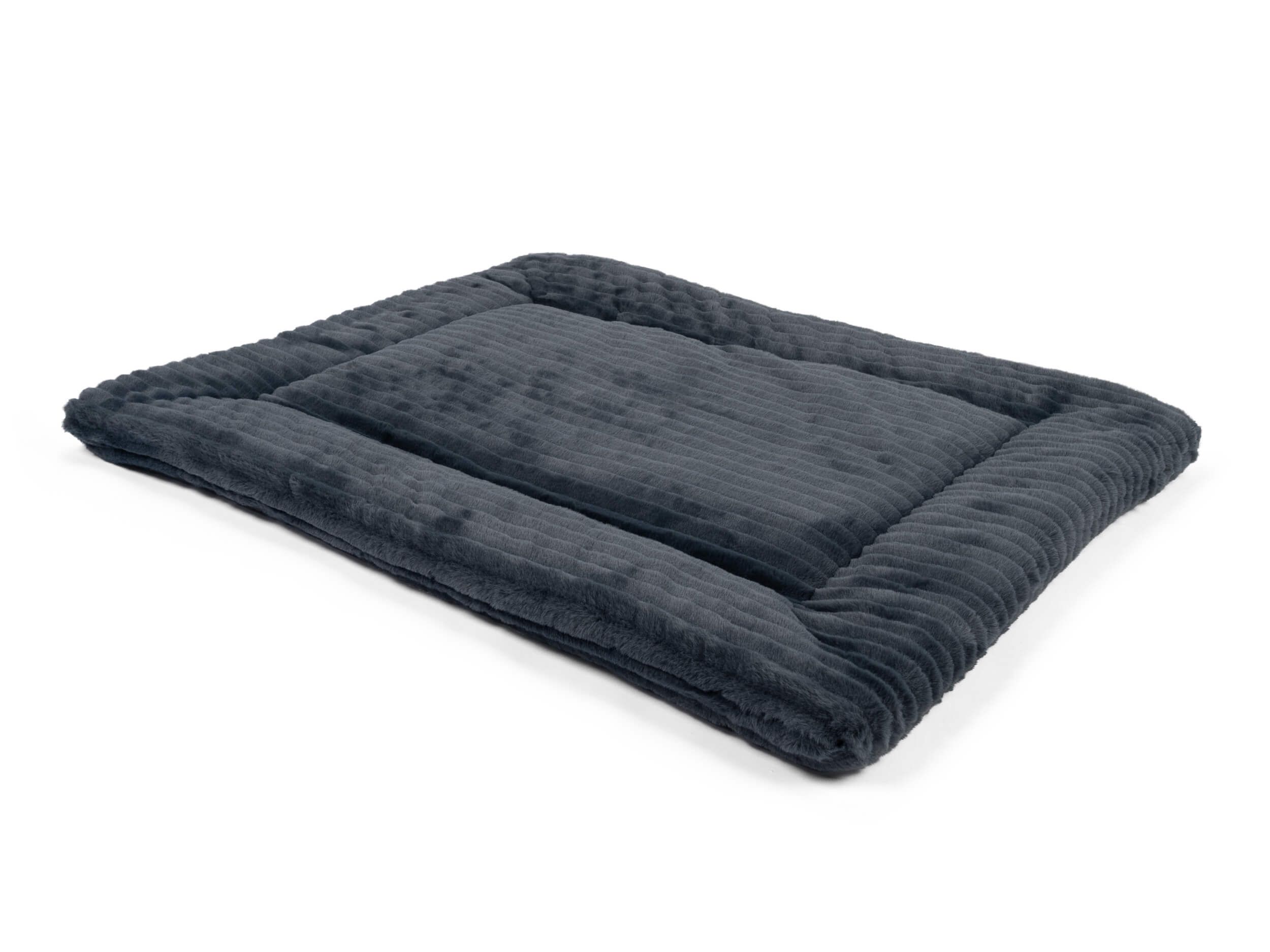 Rechteckige, gefütterte Liegedecke, grau. Geriffelte Oberfläche, umlaufender Rand. Auf weißem Hintergrund.