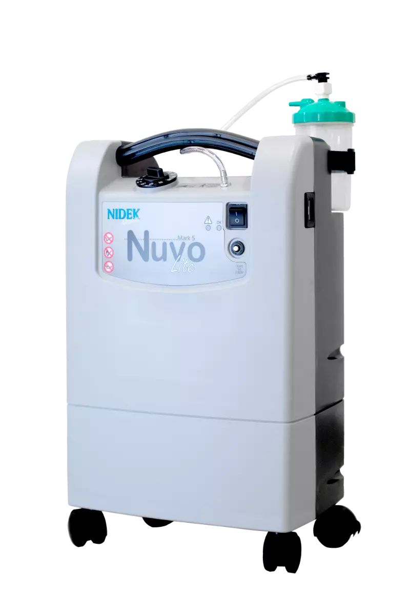 Nidek Nuvo Lite Sauerstoffkonzentrator mit Rädern, Bedienelementen und Befeuchterflasche.