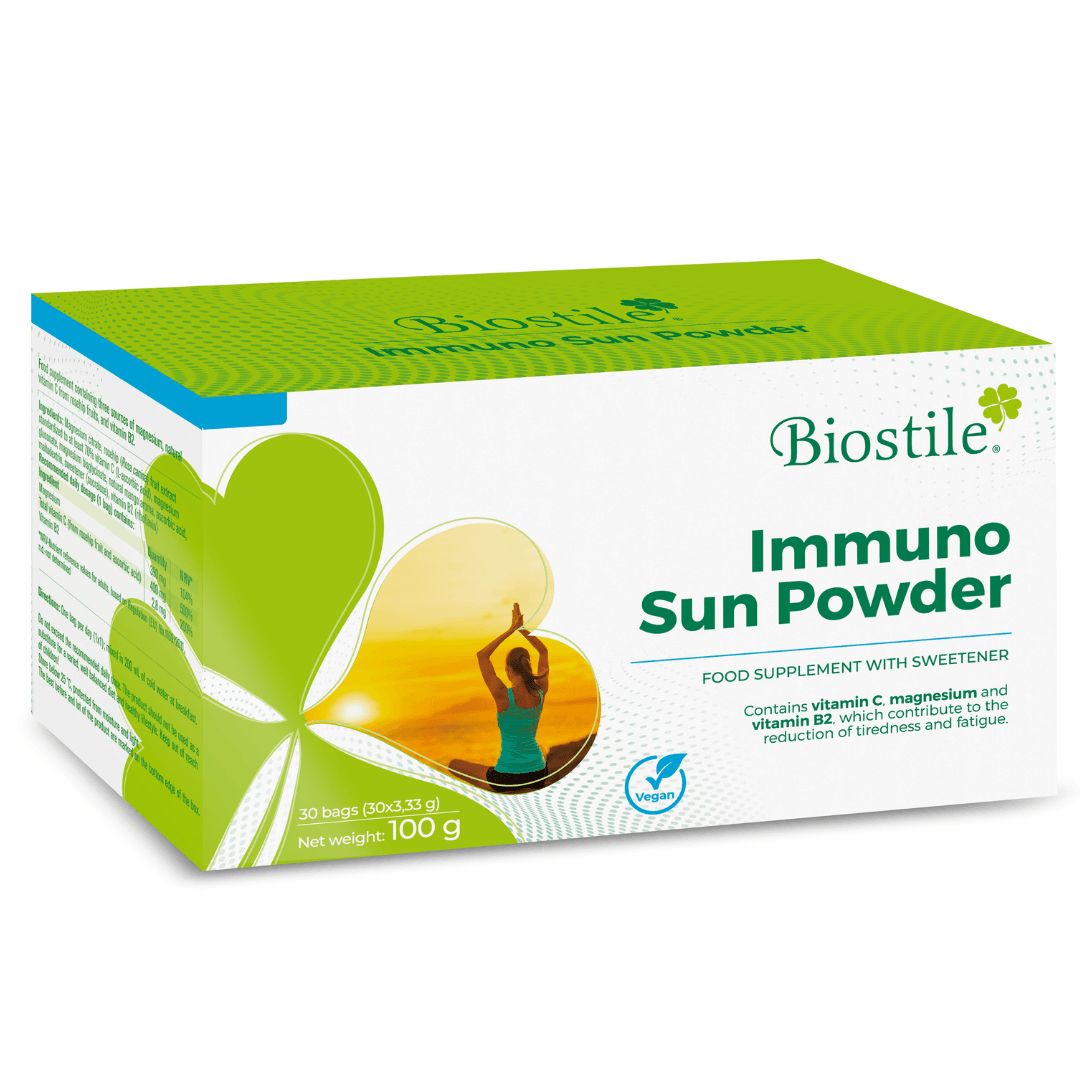 Grüne Schachtel mit Biostile Immuno Sun Powder. Enthält 30 Beutel, 100 g. Vegan-Siegel. Abbildung einer Person in Yoga-Pose.