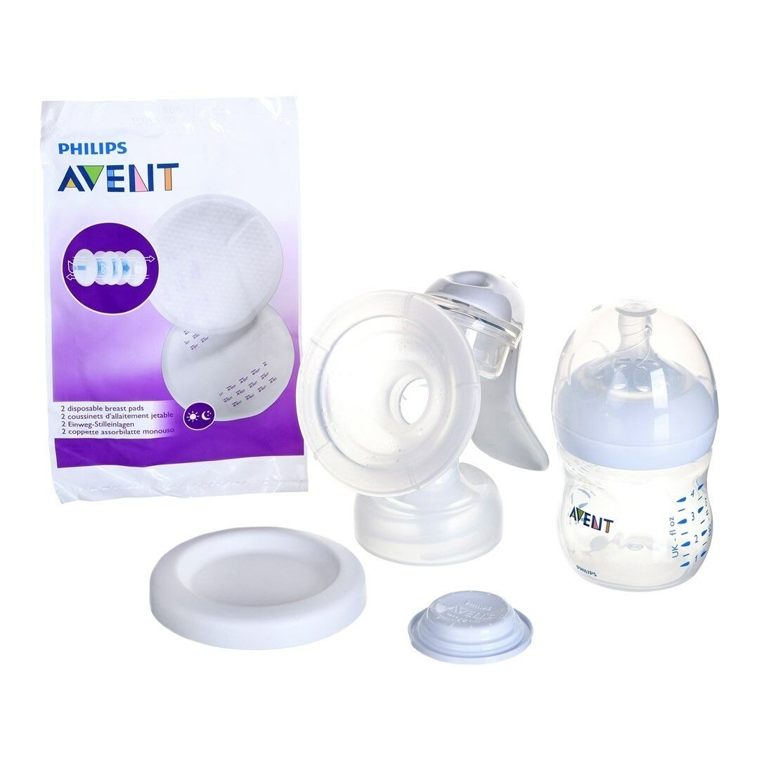 Handmilchpumpe mit Zubehör. Enthält Flasche, Brusthaube, Brustwarzenpads und weitere Teile. Verpackung mit Logo.
