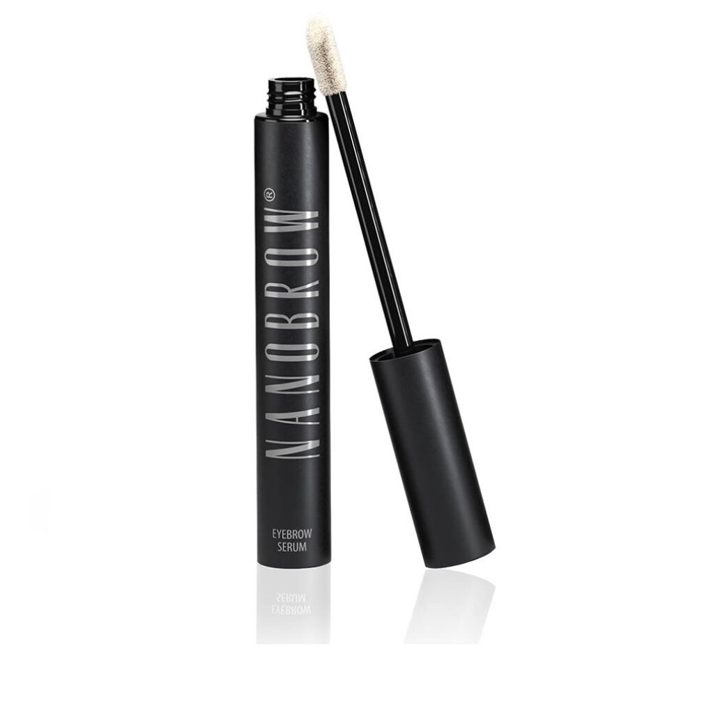 Schwarze Flasche mit "NANOBROW"-Schriftzug. Ein Applikator ist herausgezogen. "EYEBROW SERUM" steht darunter.