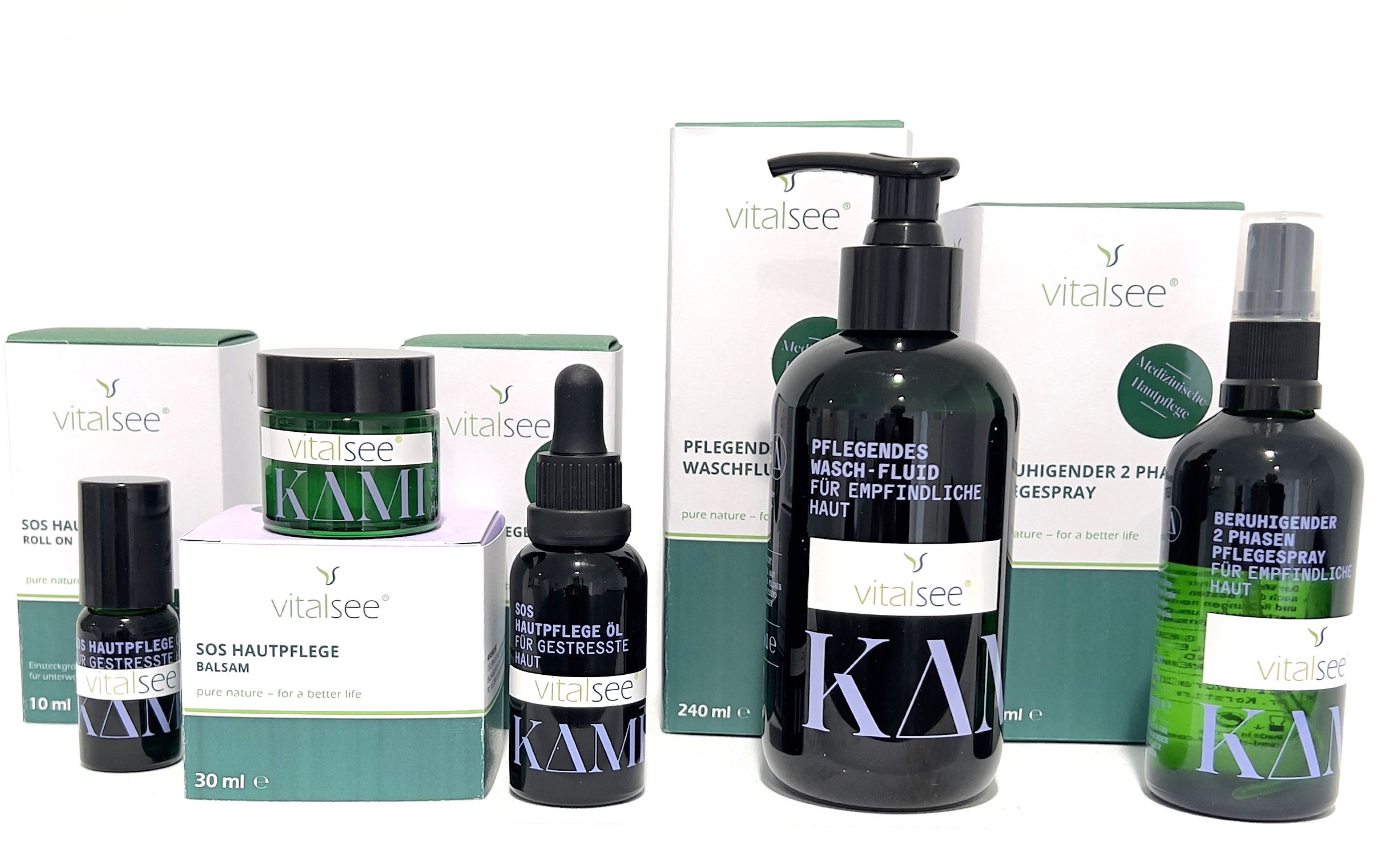 Mehrere Hautpflegeprodukte, darunter Flaschen und Tiegel, mit den Logos von VITALSEE und KAMI.