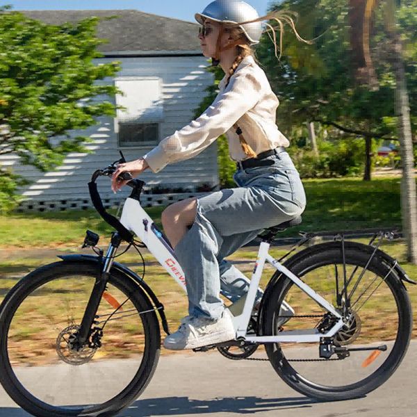 Person fährt auf einem weißen Elektrofahrrad. Das Cheevalry-Logo ist am Rahmen sichtbar.