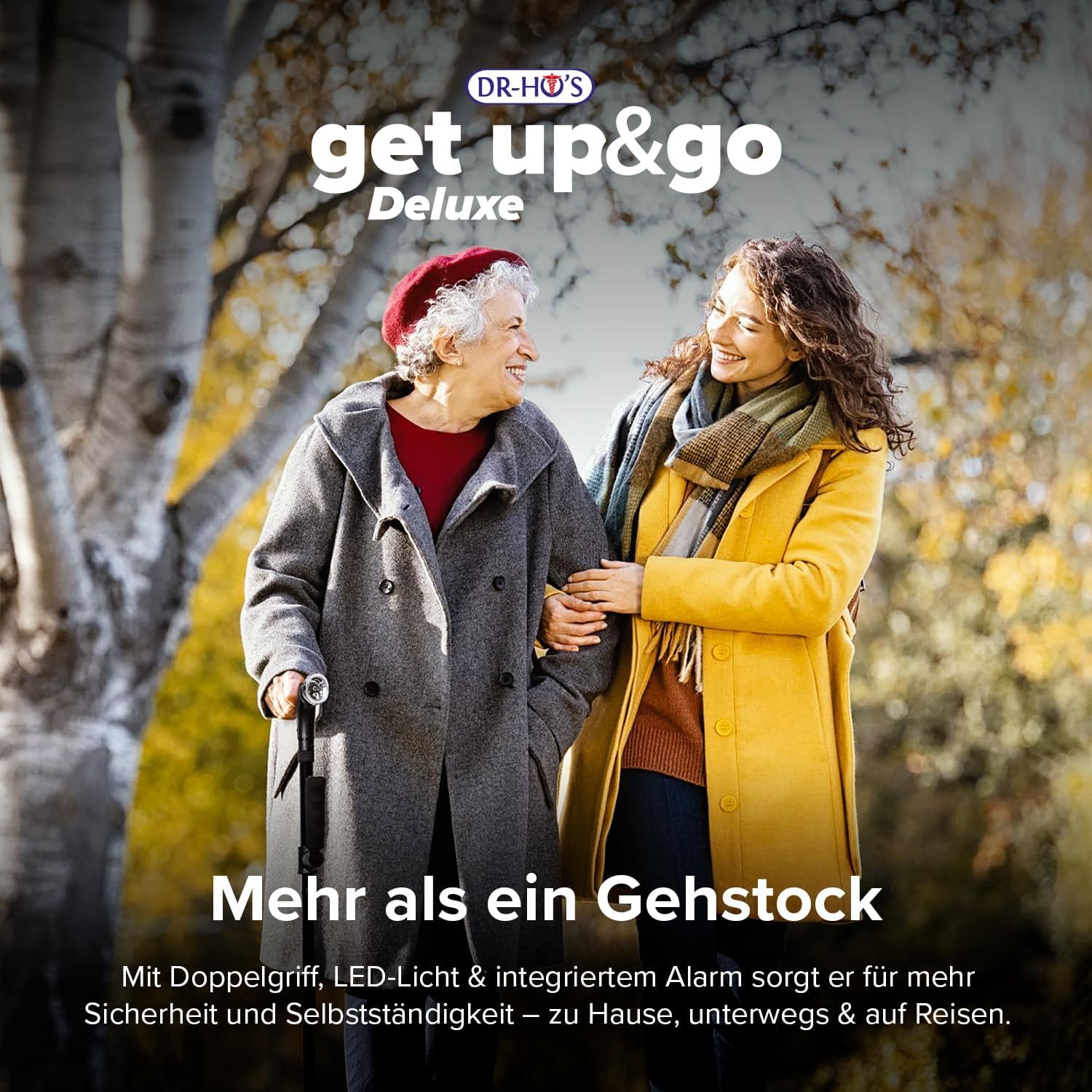 Älteres Paar geht im Freien, die Frau wird von einer jüngeren Frau gestützt, die einen Gehstock hält.