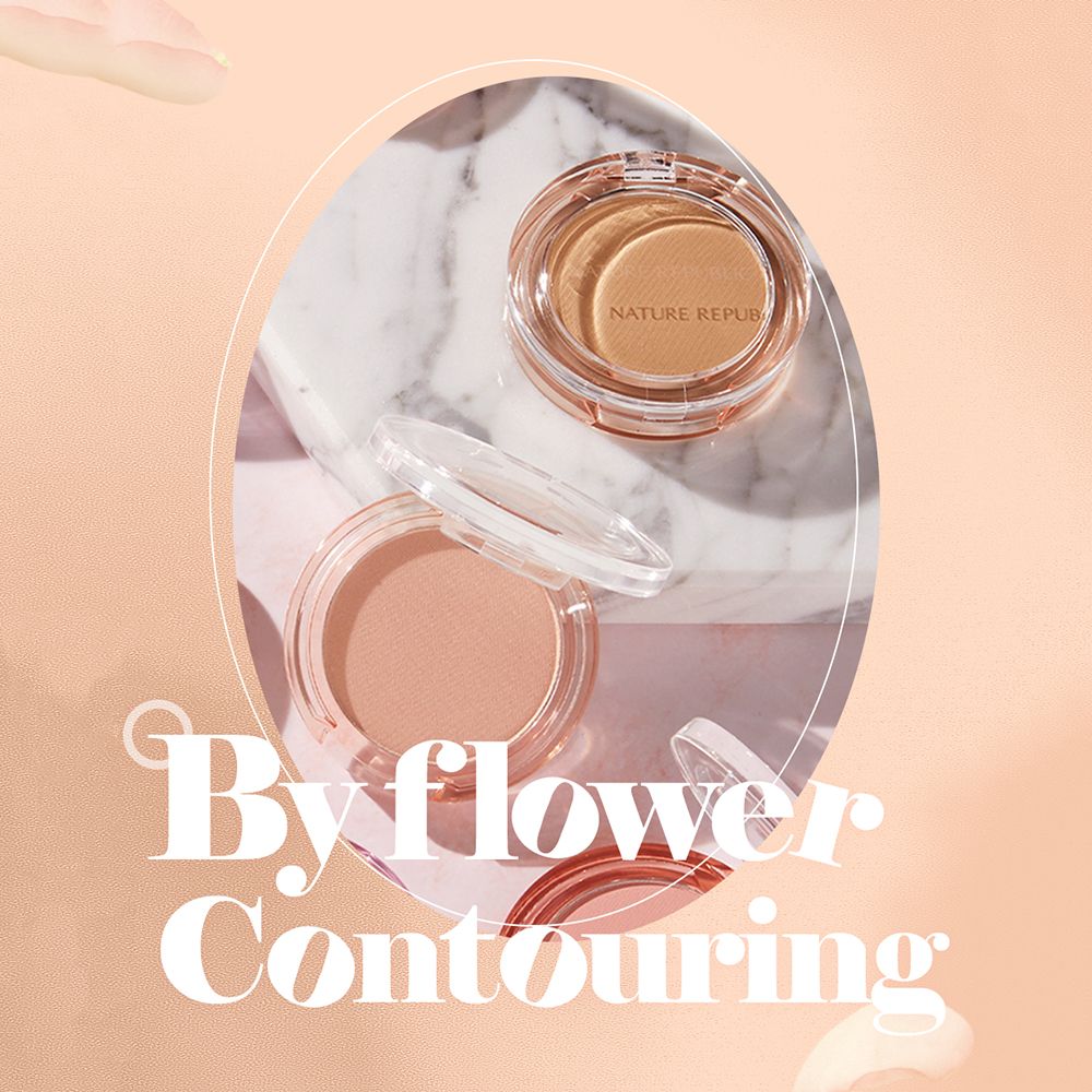 Zwei runde Puderbehälter mit geöffneten Deckeln. Aufschrift: By flower Contouring. Marke NATURE REPUBLIC.