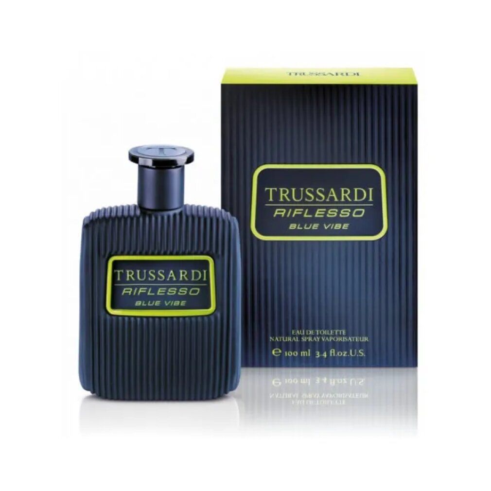 Dunkelblauer Trussardi Riflesso Blue Vibe Eau de Toilette Flakon mit gerippter Textur und gelbem Etikett. Daneben die passende Verpackung.