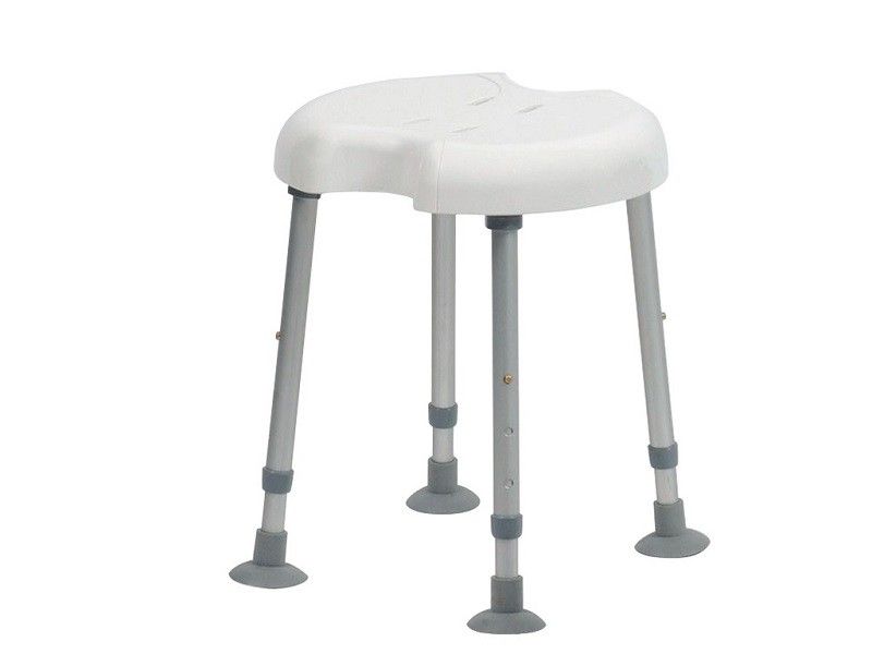 Duschhocker mit weißem Sitz und höhenverstellbaren, grauen Beinen. Vier Beine mit grauen Gummifüßen.