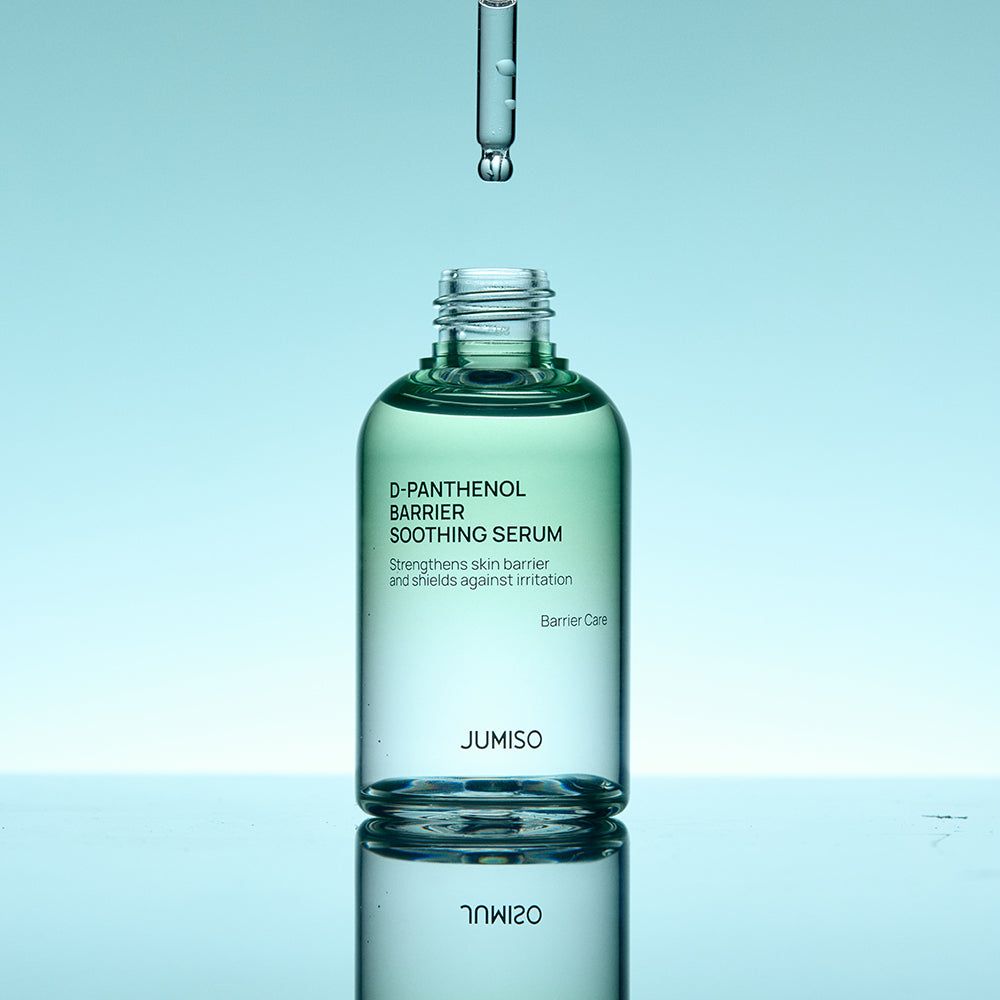 Serumflasche mit Pipette und Tropfen. Text: D-Panthenol Barrier Soothing Serum. Marke: JUMISO. Stärkt die Hautbarriere und schützt vor Irritationen.