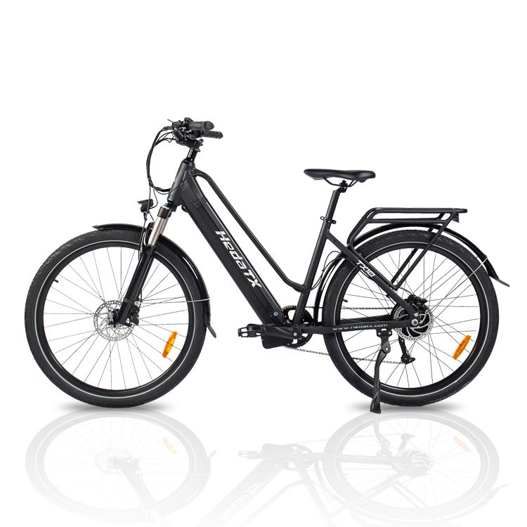 Schwarzes E-Bike HedaTX TX10. Seitenansicht. Gepäckträger, Schutzbleche, Ständer. Auf weißem Hintergrund.