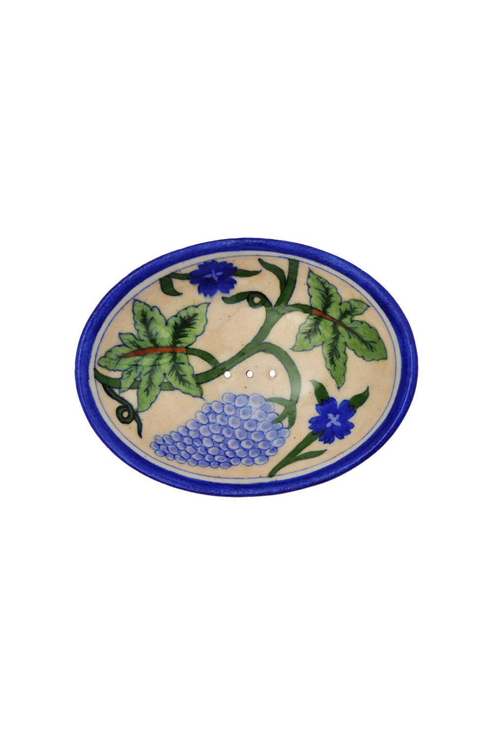 Ovale Seifenschale mit blauem Rand und floralem Muster. Beige Grundfarbe mit blauen Trauben, Blüten und grünen Blättern.