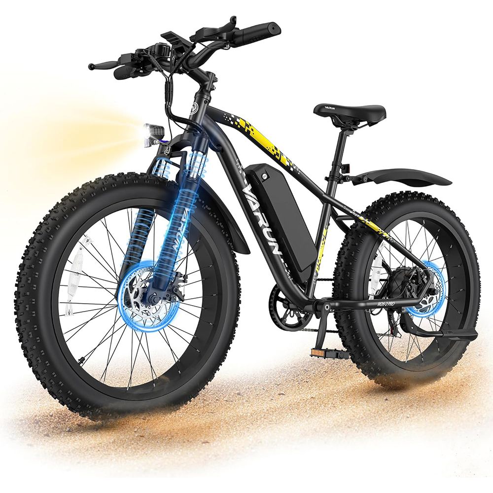 Schwarzes E-Mountainbike mit gelben Akzenten und VARUN-Logo. Scheinwerfer leuchtet. Breitreifen und Schutzbleche.