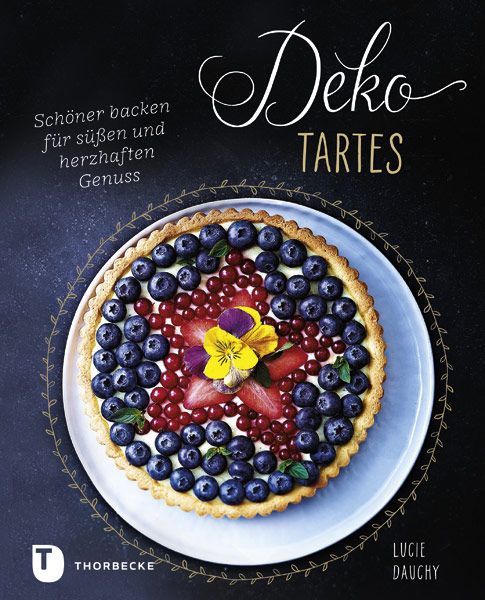 Buchcover mit dem Titel "Deko Tartes". Gezeigt wird eine Tarte mit Beeren und Blüten auf einem Teller. Autor: Lucie Dauchy, Verlag: Thorbecke.