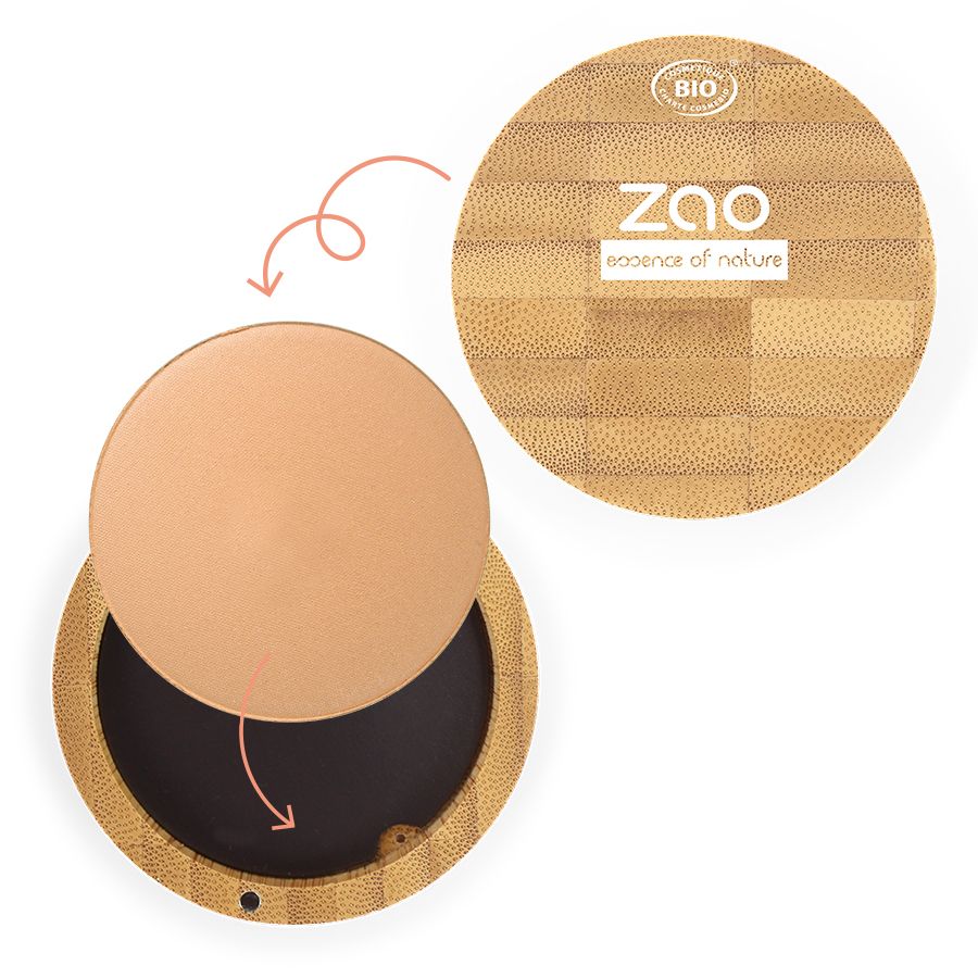 Runder, geöffneter Puderbehälter aus Bambus. Deckel mit Logo und Bio-Siegel. Puder in hellem Farbton.