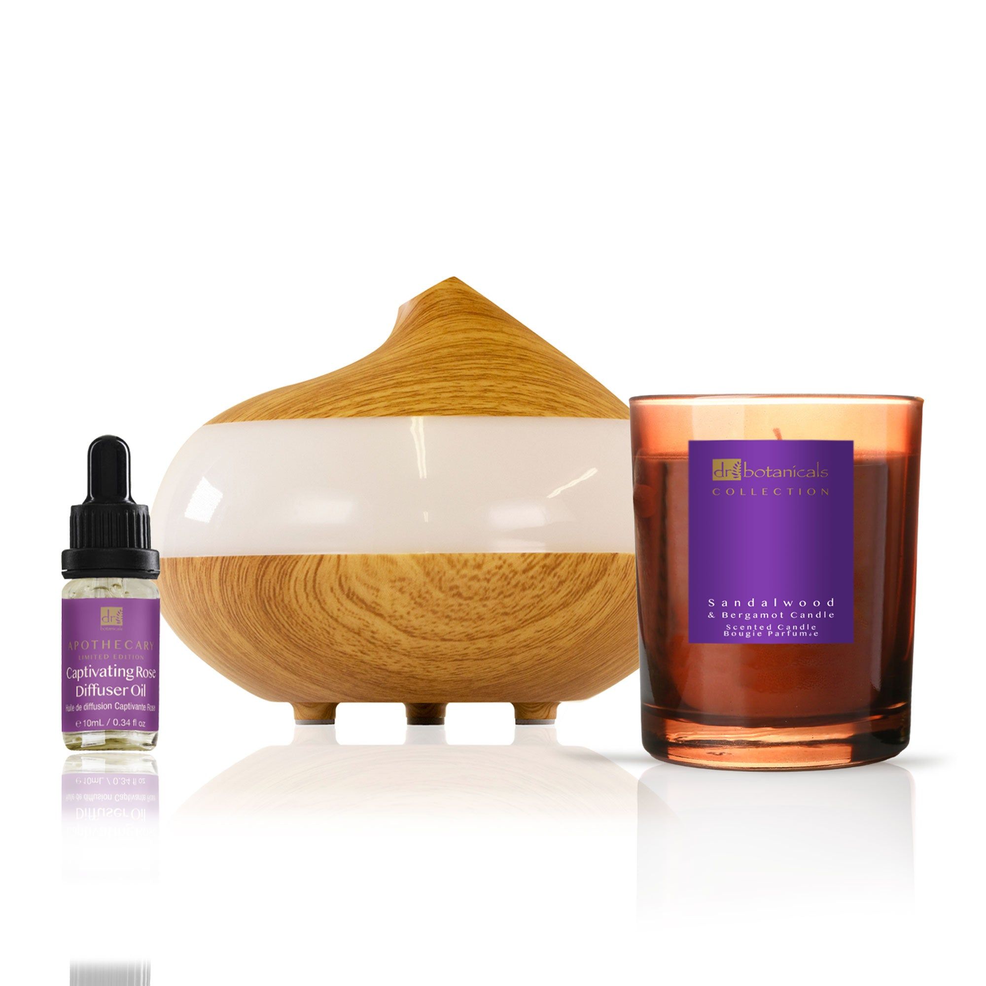 Diffusor-Set mit Duftöl und Kerze. Holzfarbener Diffusor, Glasflasche mit Öl, Kerze im Glas. Produktnamen sichtbar.