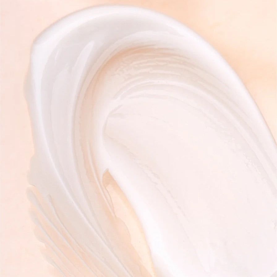 Abstrakte Nahaufnahme von weißer Lotion mit geschwungenen Texturen.