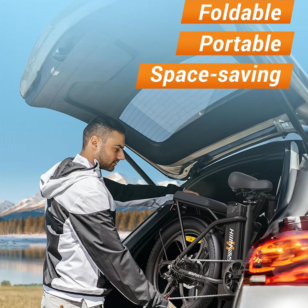 Mann verstaut ein zusammengeklapptes E-Bike in einem Auto. Aufschriften: Faltbar, tragbar, platzsparend.