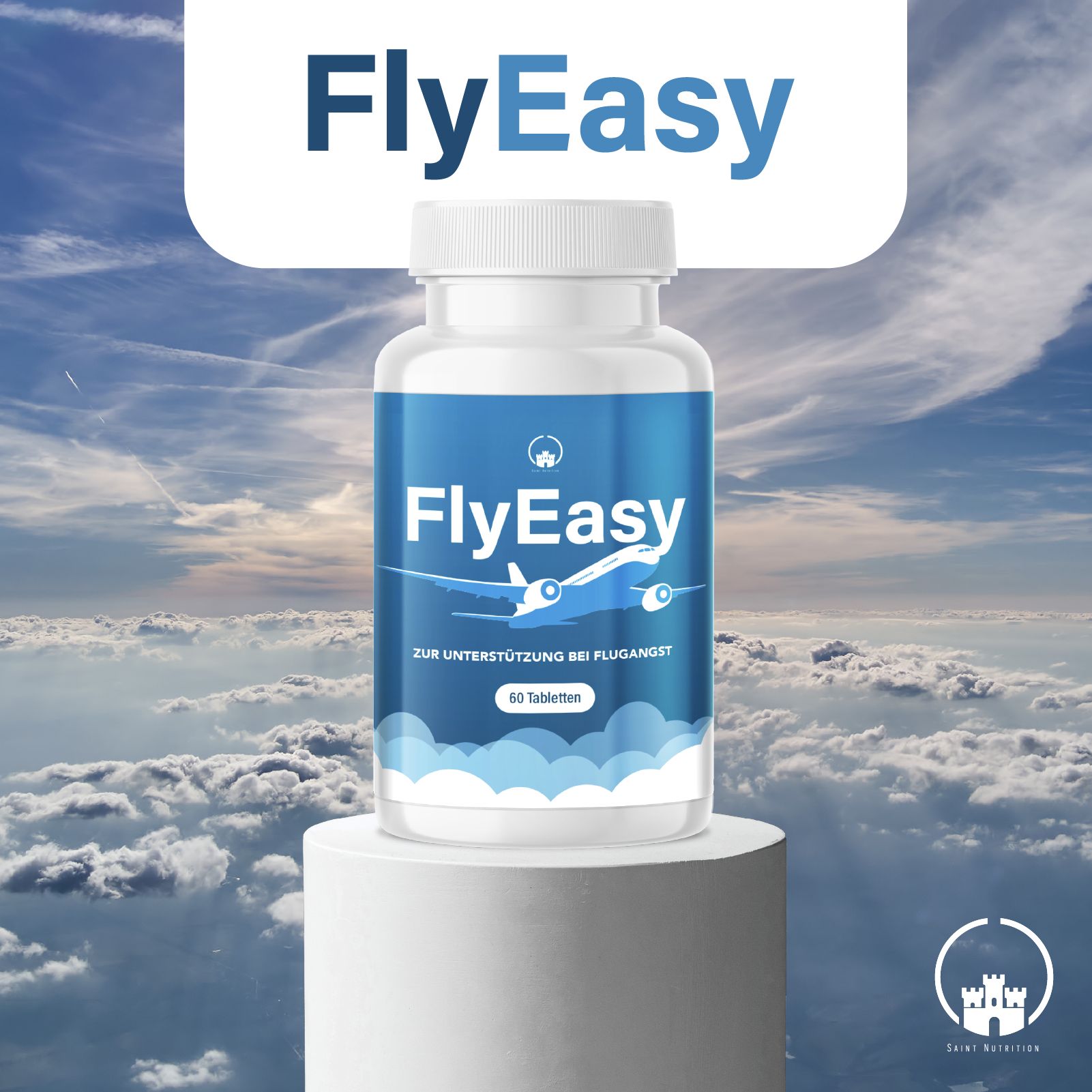 Flasche FlyEasy auf Sockel vor Wolkenhintergrund. Aufschrift FlyEasy, Flugzeug-Illustration, 60 Tabletten. Marke Saint Nutrition.