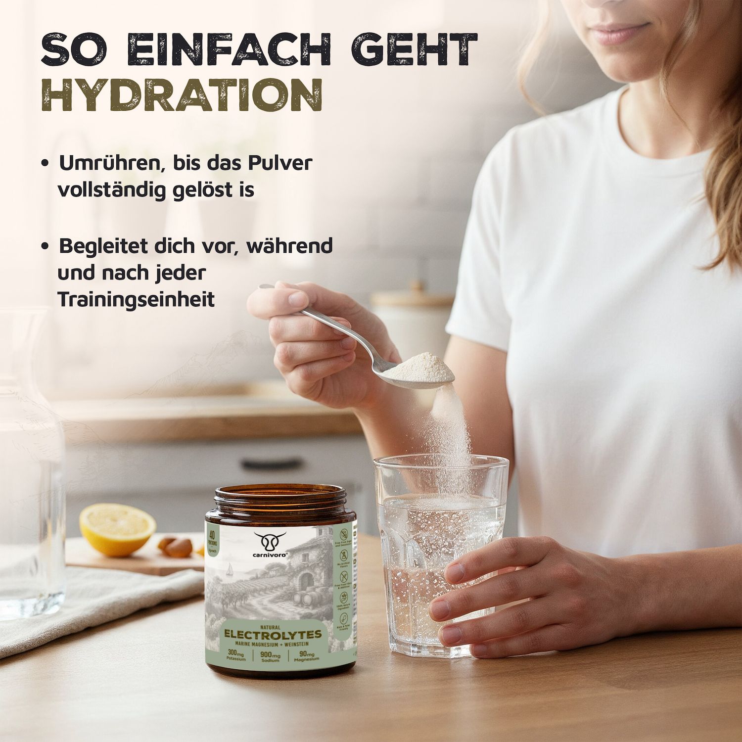Frau gießt Pulver in Glas. Dose carnivoro® Elektrolyte. Text: SO EINFACH GEHT HYDRATION. Umrühren, bis Pulver gelöst ist. Begleitet dich vor, während und nach Training.