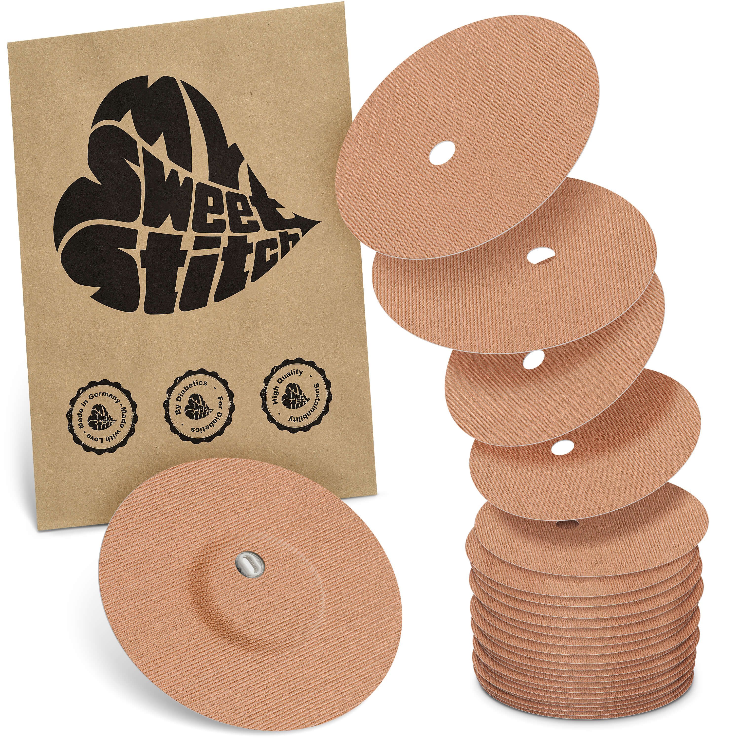 Beige Fixierpflaster mit Belüftungsloch. Verpackung mit Logo und Qualitätssiegeln. Stapel und lose Pflaster.