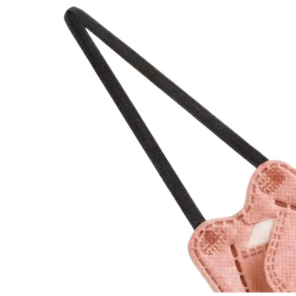 Nahe Ansicht einer Gesichtsmaske mit schwarzer Ohrschlaufe.