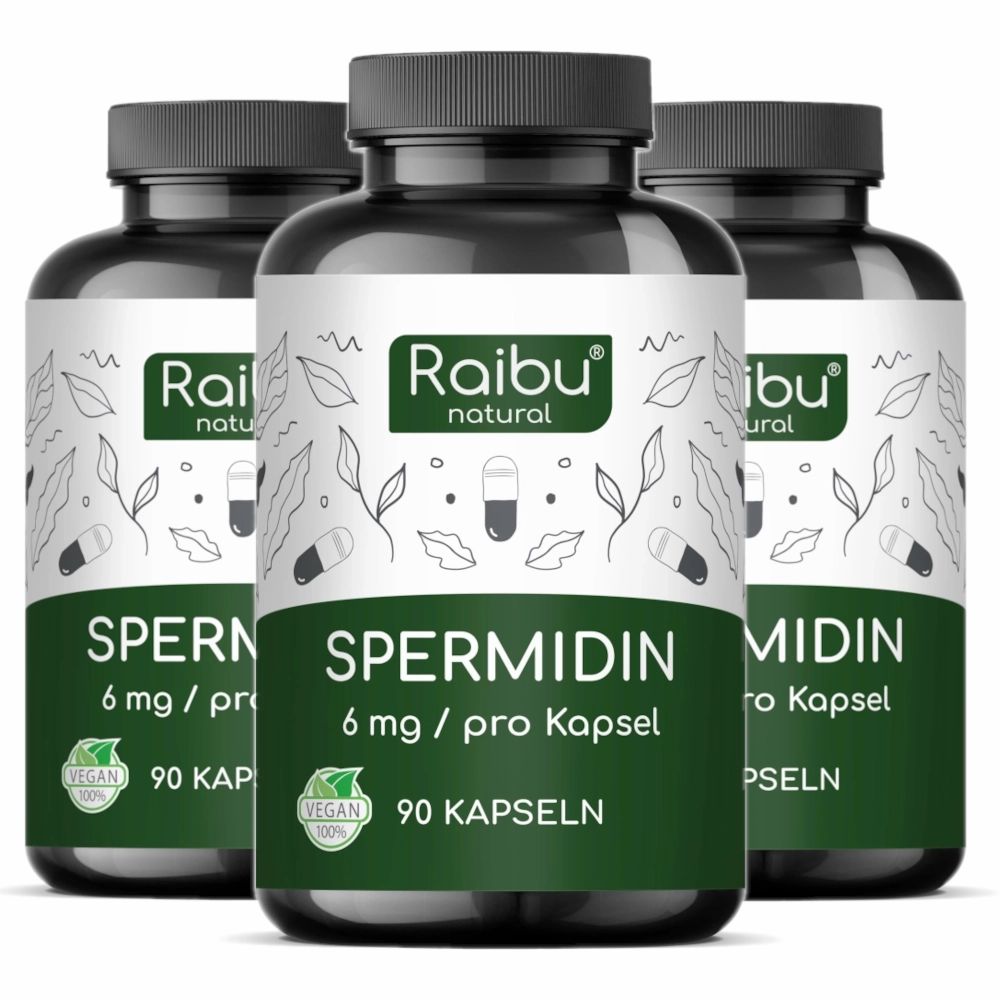 Drei schwarze Flaschen mit grünem Etikett. Aufschrift: Spermidin 6 mg pro Kapsel, 90 Kapseln. Marke: Raibu natural.