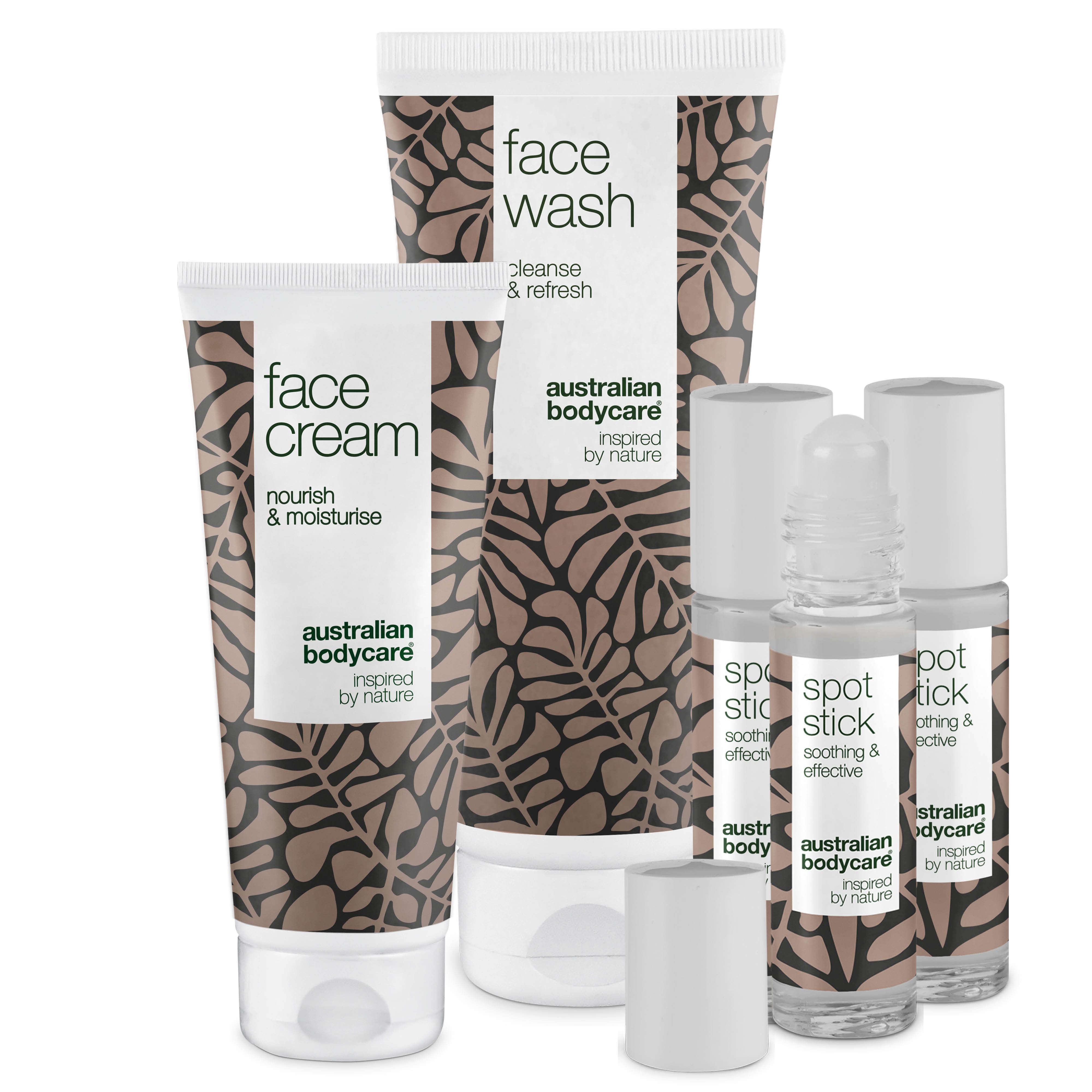 Gesichtspflegeprodukte: Face Wash, Face Cream und Spot Stick. Verpackung mit braunem Blattmuster und weißem Hintergrund.