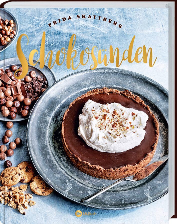 Buchcover mit Titel "Schokosünden" in goldener Schrift. Autor: Frida Skattberg. Abgebildet: Schokoladenkuchen mit Sahne und Nüssen.