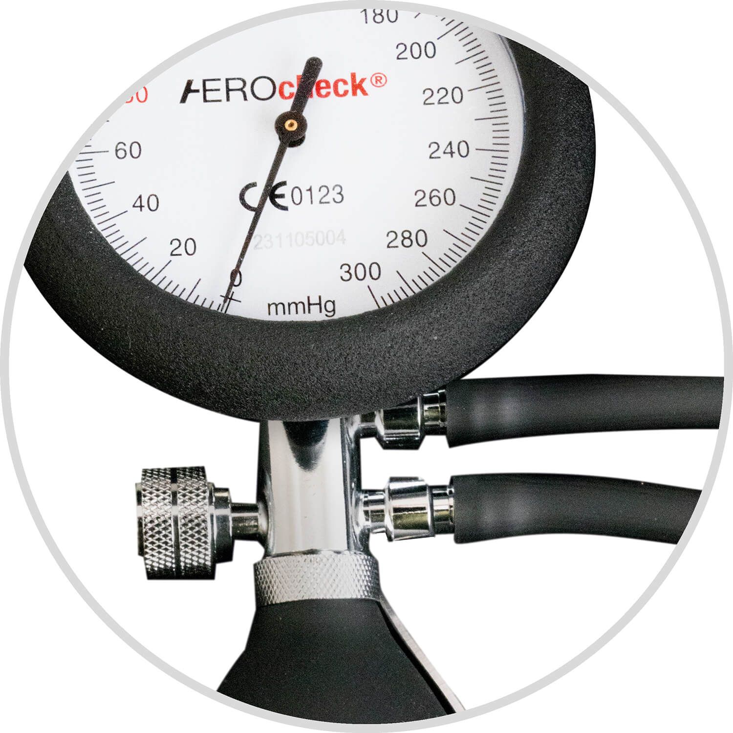 Nahaufnahme des Manometers eines Blutdruckmessgeräts. Zeigt eine Skala von 0-300 mmHg und das CE-Zeichen. "AEROcheck" ist sichtbar.