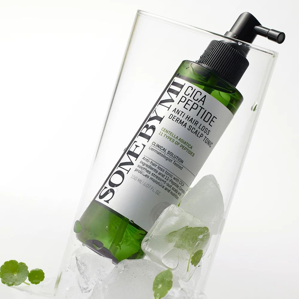 Grüne Flasche in einem Glas mit Eiswürfeln. Aufschrift: Cica Peptide Anti Hair Loss Derma Scalp Tonic.