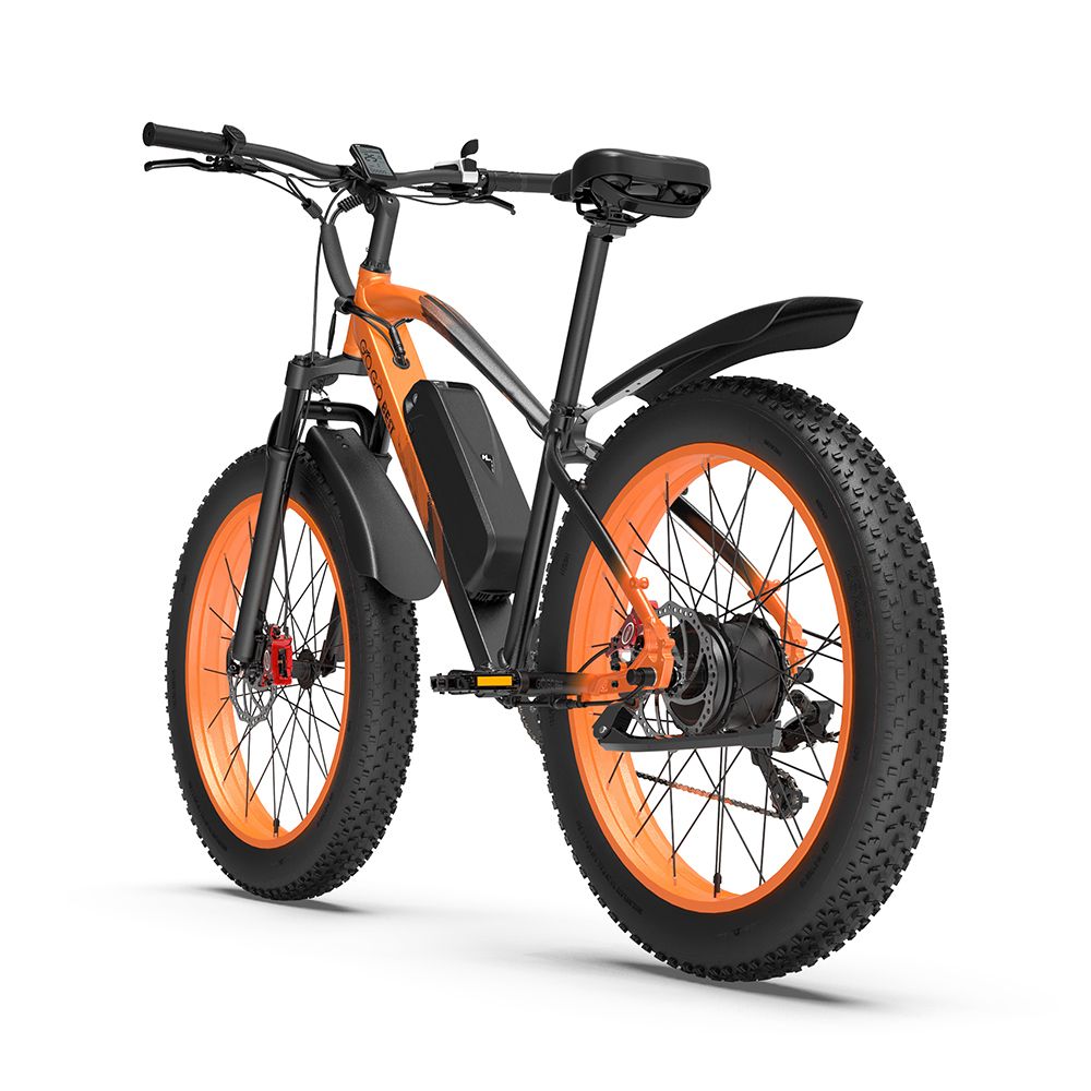 E-Mountainbike mit orangefarbenen Felgen und Reifen. Schwarzer Rahmen, Schutzbleche und Sattel. Batterie am Rahmen.