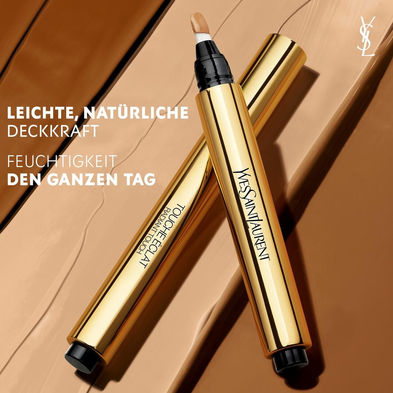 Zwei goldene Stifte mit schwarzer Spitze. Text: Touche Éclat Radiant Touch. YSL-Logo. Text: Leichte, natürliche Deckkraft, Feuchtigkeit den ganzen Tag.