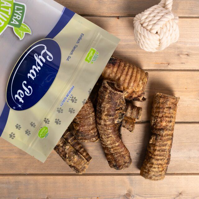 Rinderstrossen neben einer geöffneten Lyra Pet Verpackung. Aufdruck: Lyra Pet, Einfach, Tierisch, Gut, 100% natürlich.
