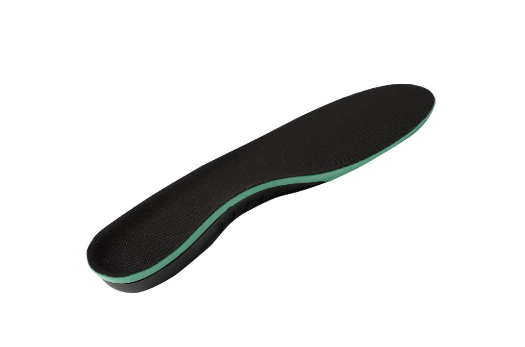 Einlegesohle, schwarz mit grünen Akzenten. Oberseite schwarz, Unterseite grün. Ergonomische Form.