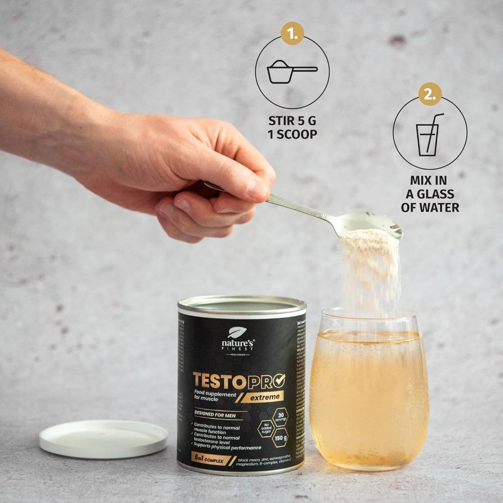 Anleitung zur Zubereitung. Löffel mit Pulver in Glas Wasser. Dose Nature's Finest TestoPRO Extreme daneben. Text.
