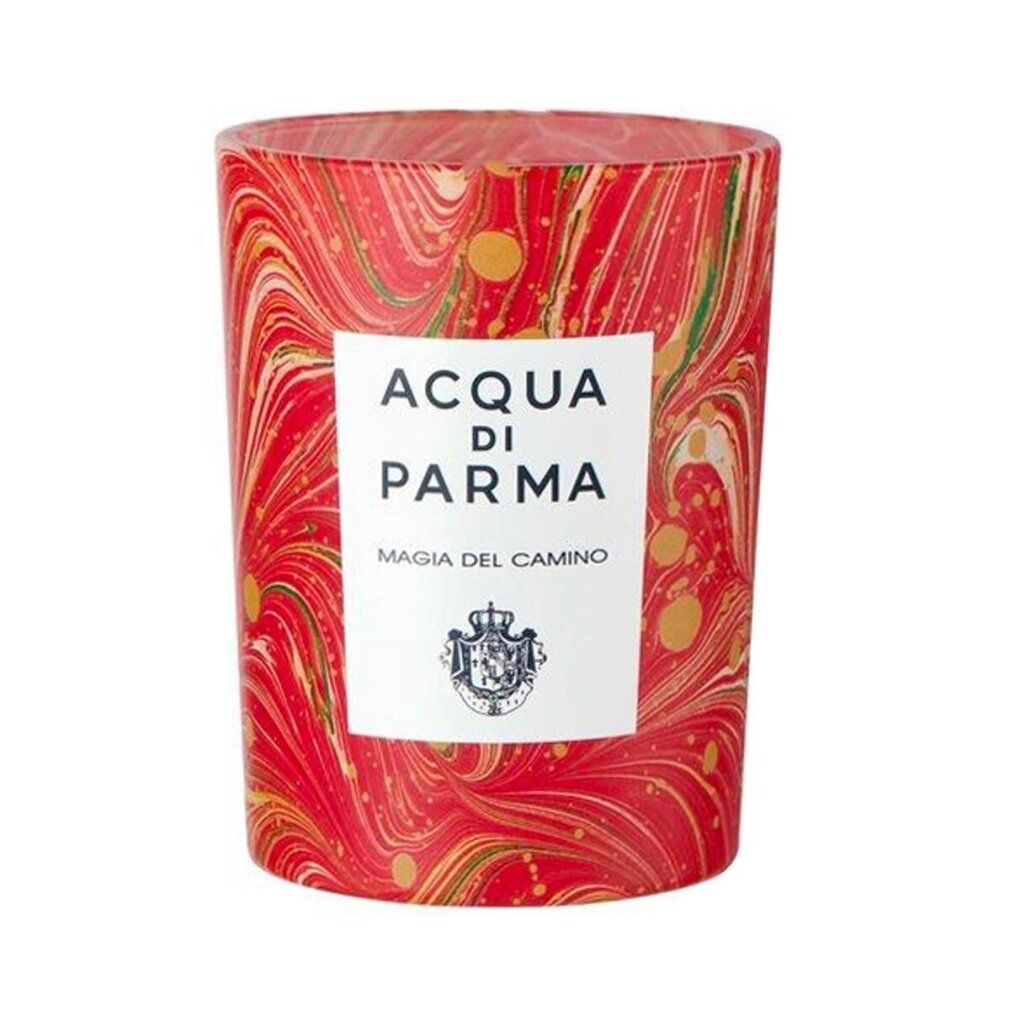 Rote, marmorierte Kerze mit weißem Etikett. Aufschrift: Acqua di Parma, Magia del Camino. Zylindrische Form.