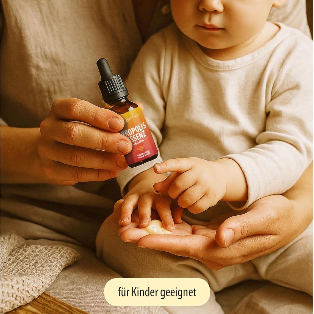 Hände halten eine Tropfflasche. Ein Baby berührt eine Creme. Auf dem Etikett steht 'Propolis Essenz'. Text: 'für Kinder geeignet'.
