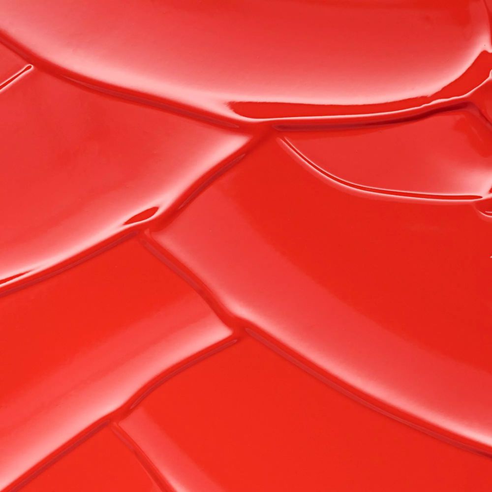 Nahaufnahme von rotem, glänzendem Lippenstift. Mehrere Farbschichten.