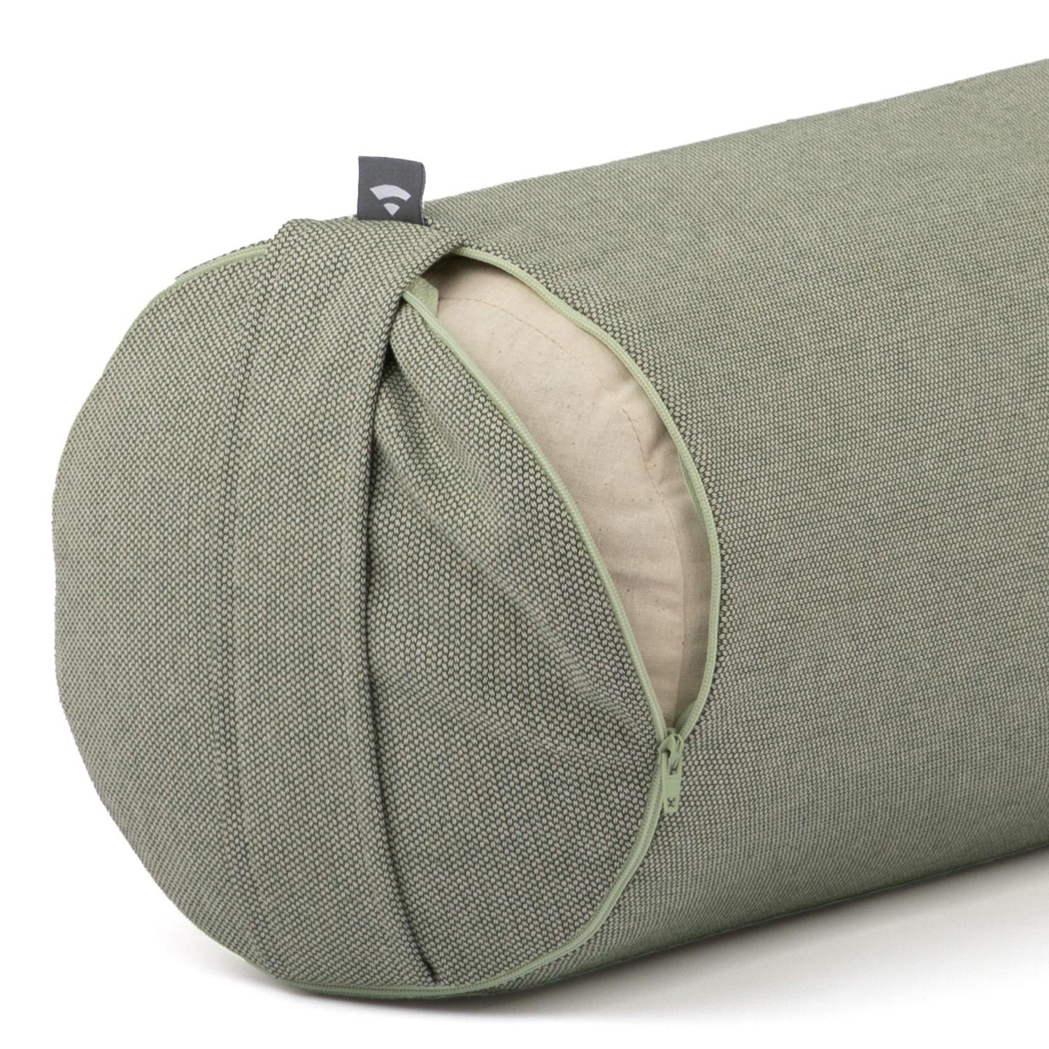 Nahaufnahme eines Yoga-Bolsters. Hellgrüner Stoff, Reißverschluss, Innenkissen sichtbar. Logo.