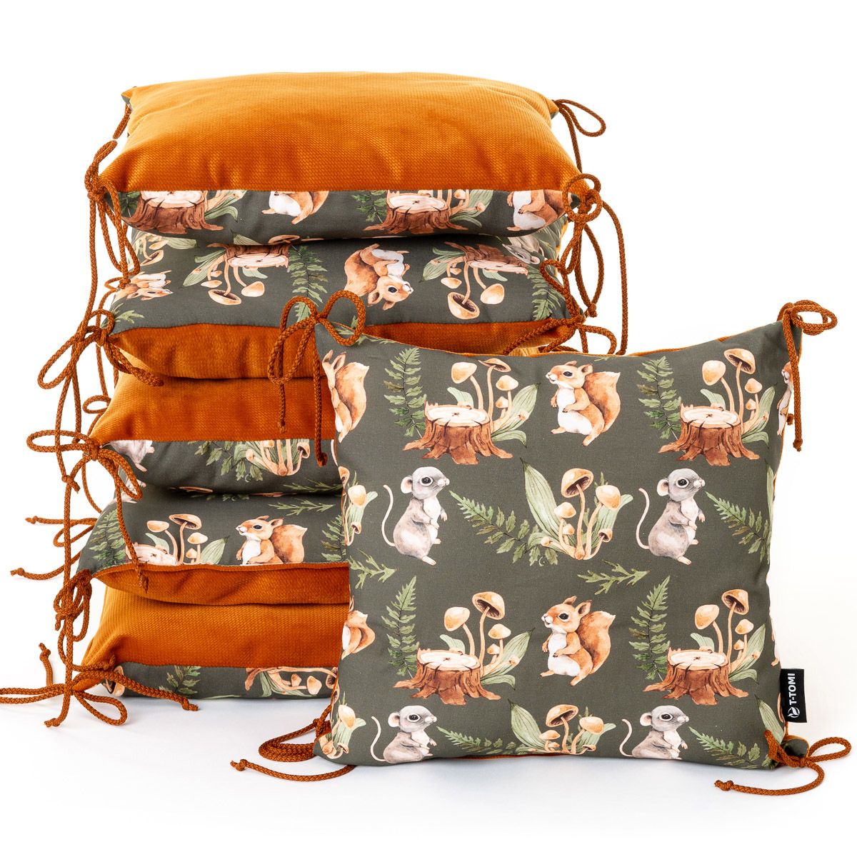 Stapel von Sitzkissen mit Eichhörnchen- und Pilzmuster, orangefarbene Samtseite, mit Bindebändern.