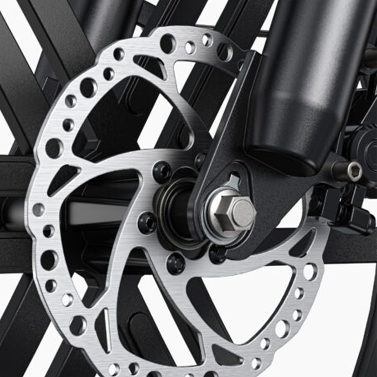 Nahaufnahme der Vorderradbremse eines Fahrrads. Silberne Bremsscheibe mit Löchern, schwarze Gabel.