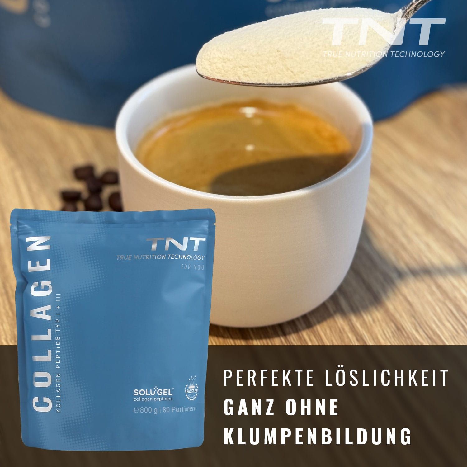 Tasse Kaffee mit Löffel Collagen-Pulver. Beutel TNT Collagen. Text: Perfekte Löslichkeit ganz ohne Klumpenbildung.