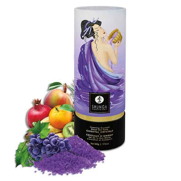 Zylindrische Verpackung mit Badesalz und Früchten. Aufdruck einer Frau. Text: Shunga Exotic Art, Oriental Crystals.