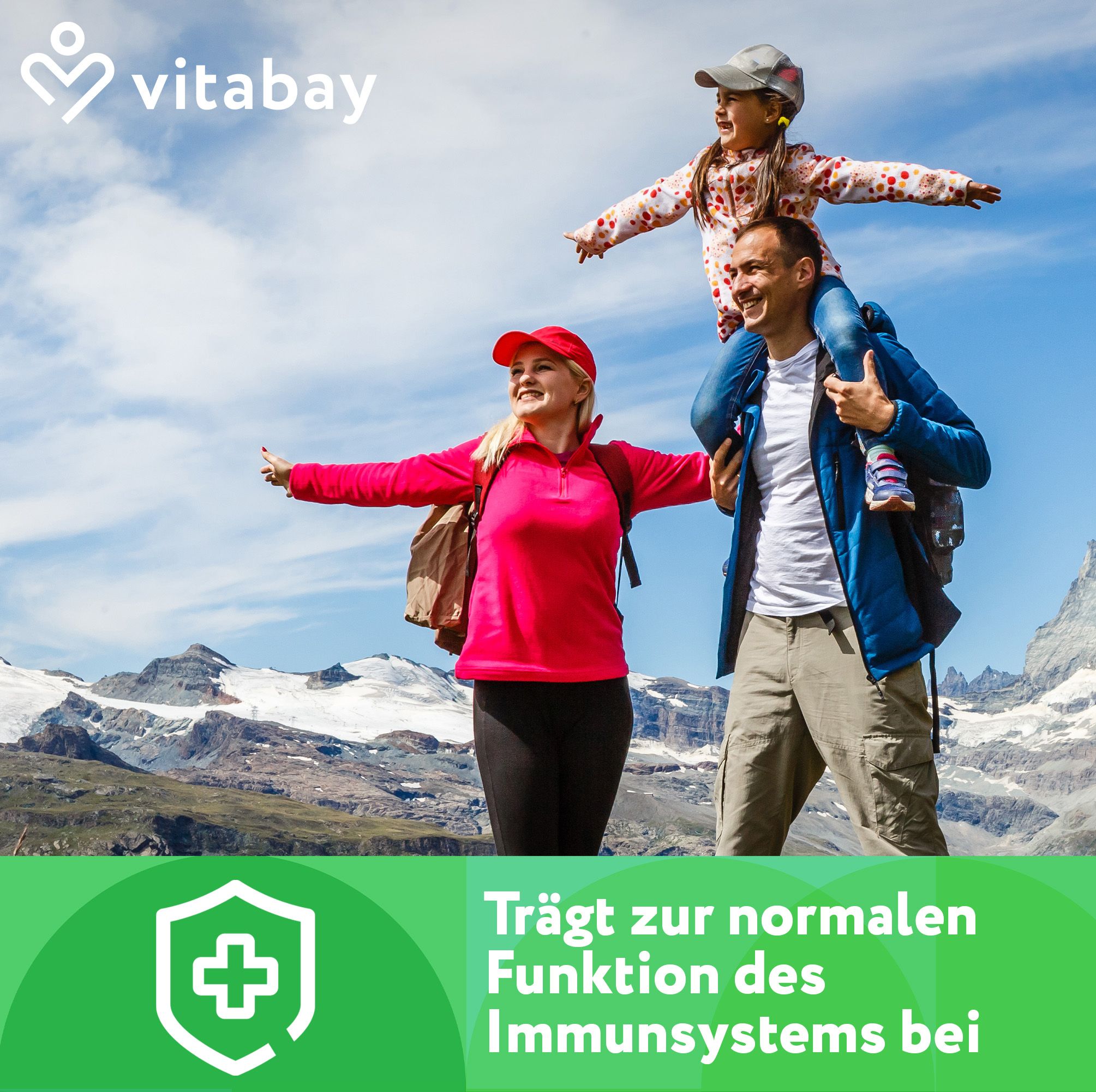 Familie in den Bergen, Kind auf den Schultern, Immunsystem-Symbol.