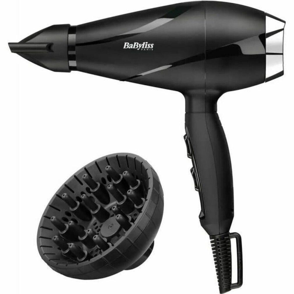 Schwarzer Haartrockner mit Diffusor. Marke: BaByliss. Diffusor liegt daneben. Griff mit Bedienelementen.