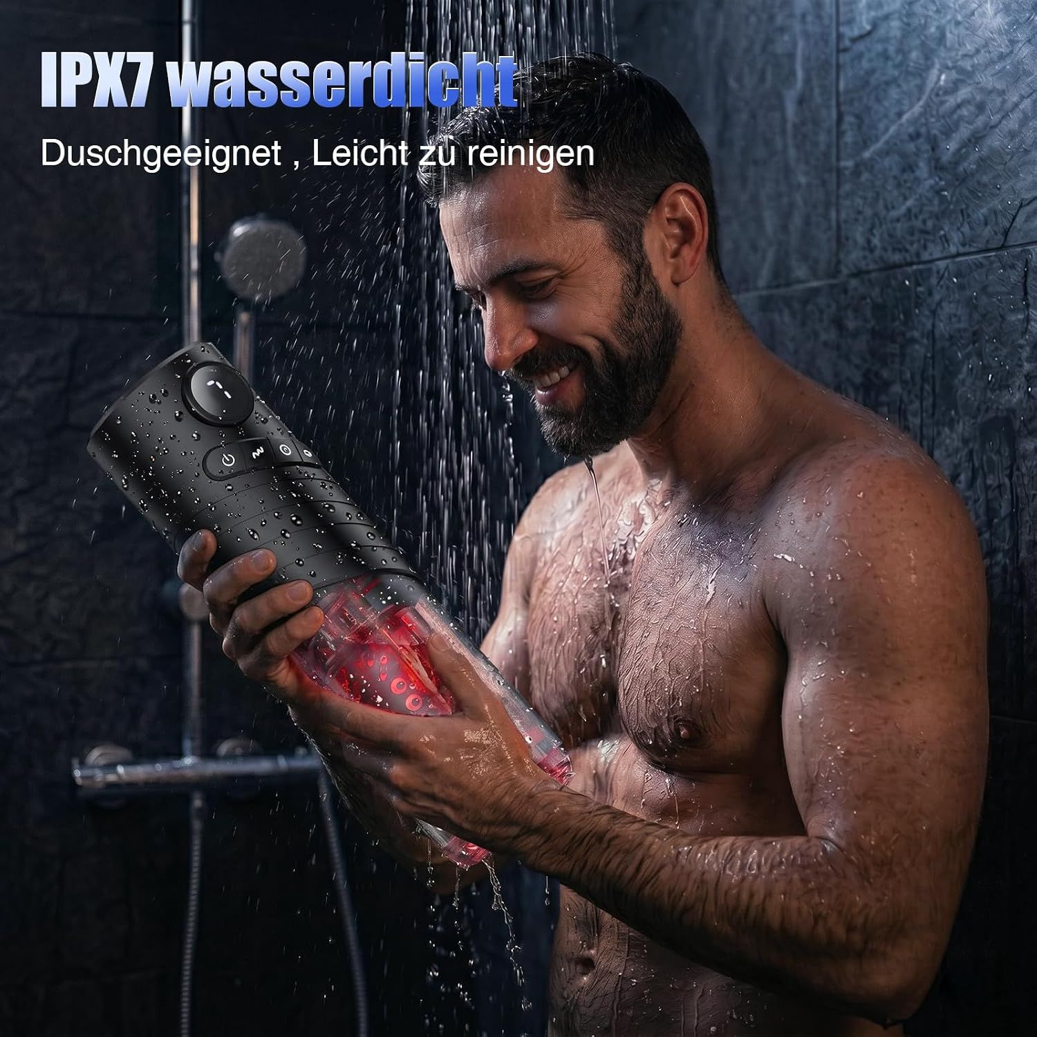 Ein Mann in einer Dusche hält ein schwarzes, zylindrisches Gerät. Das Gerät ist nass und zeigt die IPX7-Wasserdichtigkeit an.